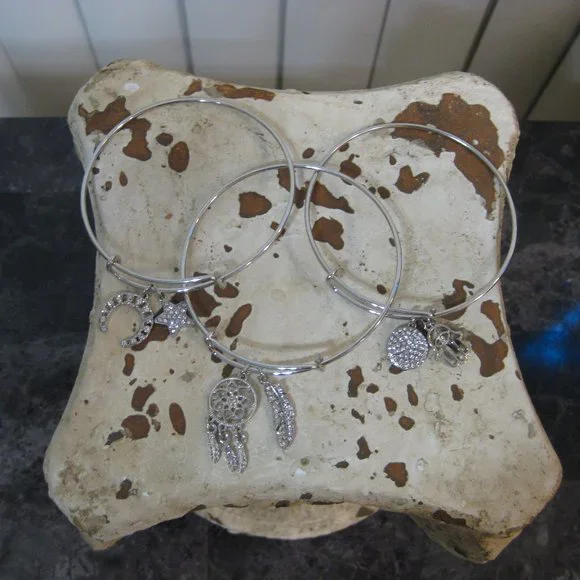 NWOT Guess silver rhinestone celestial charm bracelet bangle set - Picture 3 of 3